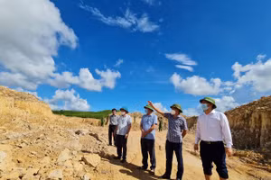 Lãnh đạo huyện kiểm tra thực tế khu vực bị khai thác khoáng sản trái phép.