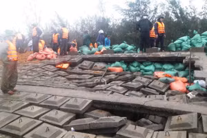 Sạt lở nghiêm trọng đê chắn sóng ven biển Lộc Hà.