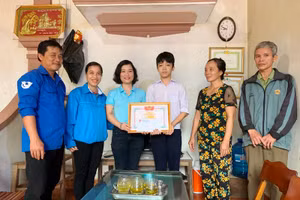 Huyện Đoàn Đức Thọ trao giấy khen cho em Phan Văn Quang.