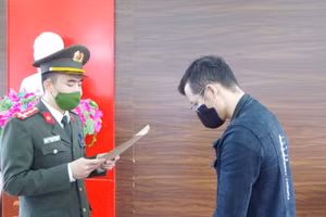 Cơ quan chức năng tống đạt quyết định khởi tố bị can Nguyễn Đức Hùng.