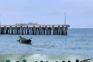 Lực lượng chức năng đưa thuyền vào bờ.