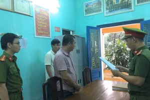 Cơ quan công an đọc lệnh khởi tố bị can Nguyễn Phước Quý Tuấn.