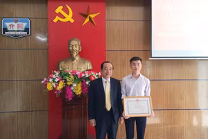 Ông Trần Trung Dũng, Giám đốc Sở Giáo dục và Đào tạo tặng Giấy khen cho em Nguyễn Việt Thạch.