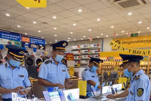 Đội quản lý thị trưởng số 3 kiểm tra các mặt hàng điện thoại, máy tính tại Thế giới di động huyện Hương Khê.