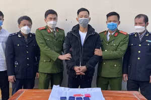 Đối tượng Đức cùng tang vật.