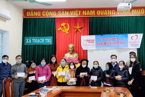 Báo GD&TĐ, Tập đoàn Vingroup trao quà tại xã Thạch Trị, huyện Thạch Hà.