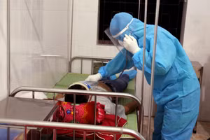 Điều trị bệnh nhân Covid-19 tại Bệnh viện Đa khoa khu vực cửa khẩu quốc tế Cầu Treo.