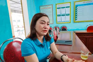 Cô Nguyễn Thị Nguyệt rơi nước mắt khi kể về những hoàn cảnh bất hạnh mà mình từng gặp.