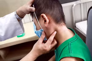 Bệnh nhân nhi đang được điều trị tại Bệnh viện Trung ương Huế.