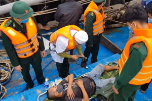 Thuyền viên được đưa vào bờ cấp cứu tại chỗ.