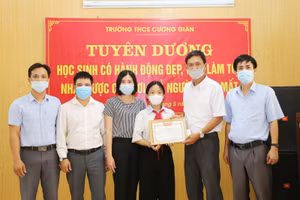 Ban giám hiệu Trường THCS Cương Gián tuyên dương em Dương Thị Ngọc Ánh đã có hành động đẹp.