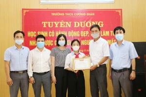 Ban giám hiệu Trường THCS Cương Gián tuyên dương em Dương Thị Ngọc Ánh đã có hành động đẹp.