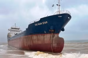 Tàu Hải Nam Star bị đứt dây neo, trôi dạt vào bờ biển thuộc vùng biển Hà Tĩnh.