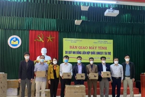 Phó Giám đốc Sở GD&ĐT Hà Tĩnh Nguyễn Thị Nhung Quyên trao máy tính bảng cho đại diện các cơ sở giáo dục.