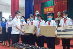 Doanh nghiệp hỗ trợ máy tính cho các em học sinh tại Hà Tĩnh.