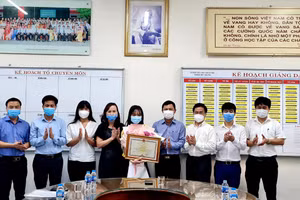 Phó Chủ tịch UBND tỉnh Lê Ngọc Châu trao bằng khen cho Võ Thị Kim Anh.