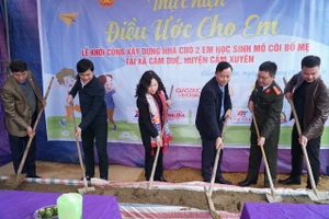 Thứ trưởng Bộ GD&ĐT Ngô Thị Minh cùng Đoàn công tác thực hiện lễ khởi công.