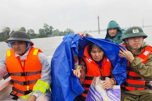 Lực lượng Công an huyện Thạch Hà sơ tán người dân bằng cano đến nơi an toàn.