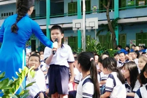 Giáo dục đạo đức, lối sống học sinh trong trường học bằng những tiết chào cờ đầu tuần (ảnh: Minh họa).