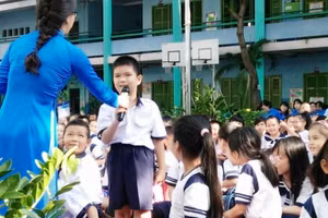 Giáo dục đạo đức, lối sống học sinh trong trường học bằng những tiết chào cờ đầu tuần (ảnh: Minh họa).