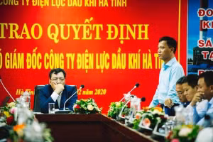 Ông Ngô Văn Chiến (người đang đứng) - Giám đốc PV Power Hà Tĩnh trong một lần dự họp ở công ty.