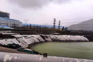 Bãi chứa hỗn hợp tro xỉ được nhóm công nhân của công ty xả thẳng ra môi trường biển.