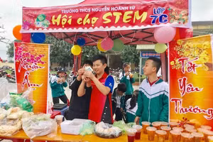 Hội chợ Xuân của các em học sinh Trường THCS Nguyễn Hoành Từ.