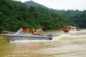 Các thi thể nạn nhân được tìm thấy và đưa về bằng được thủy.