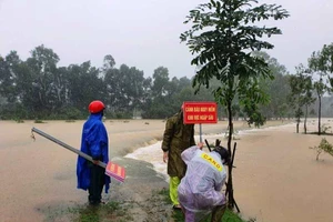 Lực lượng Công an huyện Thạch Hà cắm các biển cảnh báo vùng nguy hiểm.