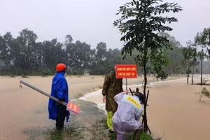 Lực lượng Công an huyện Thạch Hà cắm các biển cảnh báo vùng nguy hiểm.