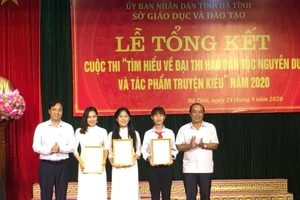 Cô Duyên trong những lần nhận giái thưởng.