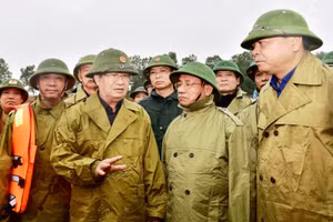 Phó Thủ tướng Trịnh Đình Dũng thị sát, chỉ đạo tại Hà Tĩnh.