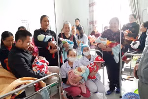 Đỡ đẻ thành công trong mưa lũ.