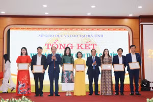 Lãnh đạo Sở GD&ĐT Hà Tĩnh trao giải Nhất cho các giáo viên.