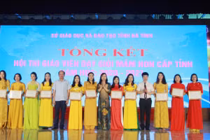 Lãnh đạo Sở GD&ĐT Hà Tĩnh trao Giấy chứng nhận cho các giáo viên đạt giải Nhất.