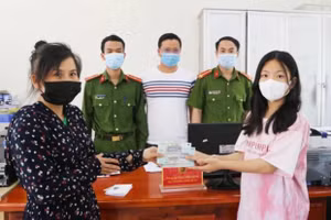 Ngọc Ánh trao lại toàn bộ số tiền cho chị Thảo trước sự chứng kiến của Công an xã.