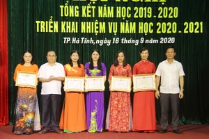 Trao tặng Bằng khen cho các tập thể xuất sắc tại Hội nghị tổng kết năm học 2019 – 2020, triển khai nhiệm vụ năm học 2020 – 2021.