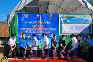 Chủ tịch UBND tỉnh Hà Tĩnh Võ Trọng Hải cùng lãnh đạo sở, ban, ngành dự lễ khởi công nhà tình nghĩa.