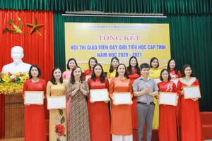 Lãnh đạo Sở GD&ĐT Hà Tĩnh trao Giấy chứng nhận cho các GV đạt giải Nhì.