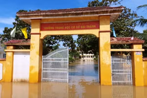 Rất nhiều trường học sau mưa lũ, hệ thống nhà vệ sinh bị hư hỏng rất nhiều.