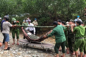 Các nạn nhân tìm thấy được đưa ra ngoài.