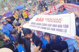 Người dân miền núi Hương Liên đội mưa đến nhận quà cứu trợ từ bạn đọc Báo GD&TĐ.