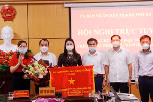 Ngành giáo dục thành phố Hà Tĩnh được xếp loại Xuất sắc, dẫn đầu toàn tỉnh và được UBND tỉnh tặng cờ thi đua xuất sắc.