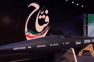 Tên lửa siêu thanh Fattah của Iran trong buổi lễ ra mắt ở Tehran vào ngày 6/6.