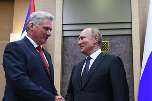 Tổng thống Cuba Miguel Díaz-Canel và người đồng cấp Nga Vladimir Putin.