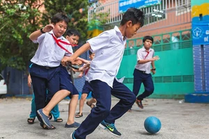 Trẻ em Việt Nam đá bóng (Ảnh: Alamy/The Economist).