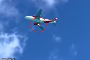 Máy bay cháy động cơ trên không.