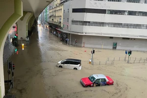 Hình ảnh Hong Kong tê liệt vì lũ lụt sau bão Haikui