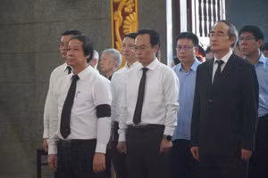 Đoàn Bộ GDĐT do Bộ trưởng Nguyễn Kim Sơn dẫn đầu viếng GS.TS Trần Hồng Quân. Đoàn có nguyên Phó Thủ tướng, nguyên Bộ trưởng Bộ GDĐT Nguyễn Thiện Nhân; các Thứ trưởng: Nguyễn Văn Phúc, Hoàng Minh Sơn. 