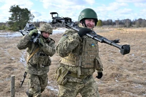 Binh sĩ Ukraine mang súng máy hạng nặng (Ảnh: AFP)